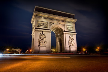 Fototapeta na wymiar Arc de triomphe in evening