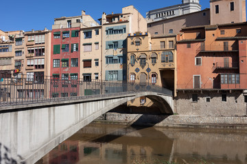 Fototapeta na wymiar Houses and Gomez Bridge in Girona