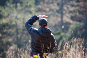 Mann blickt in die Ferne