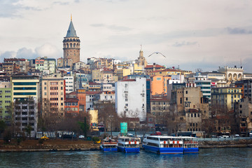 Obraz premium Widok na przejście Złoty Róg, region Beyoglu i Wieżę Galata w Stambule