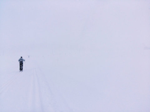 Langl&auml;ufer auf der Loipe im Schneetreiben