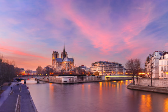 Fototapeta Picturesque grandiose sunset over Ile de la Cite, Seine River and Cathedral of Notre Dame de Paris, France