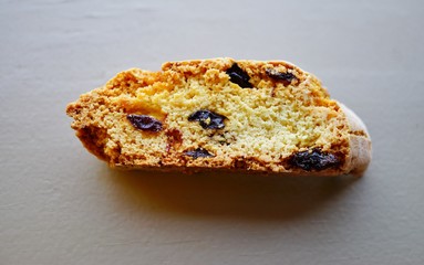 A crunchy raisin biscotti cookie