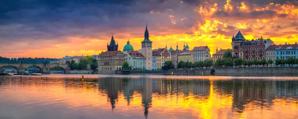 Zelfklevend Fotobehang Praag. Panoramisch beeld van de rivier de Praag en de Karelsbrug, met weerspiegeling van de stad in de rivier de Moldau. © rudi1976