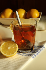 Bicchiere di tè con limone