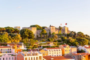 Papier Peint photo autocollant Travaux détablissement Castelo de São Jorge, die Burg als Wahrzeichen von Lissabon, Portugal.