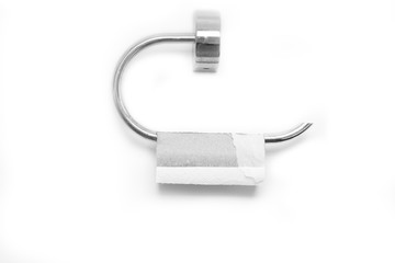 Leere Rolle Toilettenpapier in einem Halter, freigestellt