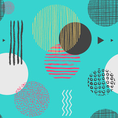 Geometrische naadloze patroon met cirkels, driehoeken en lijnen van verschillende kleur, trendy abstracte achtergrond. Vectorillustratie in de stijl van de jaren 1990 voor behang, achtergrond, inpakpapier, textiel print.