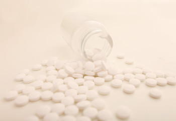 Auf einer Oberfläche verteilte Pillen 