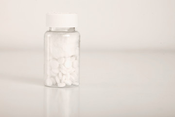 Glas gefüllt mit Tabletten