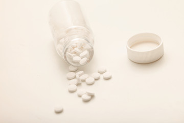 Tabletten auf den Tisch