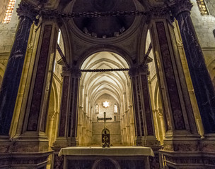 Crocefisso sull'altare sotto un imponente baldacchino