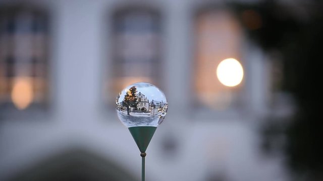 Glaskugel auf Marktplatz Brilon zur Weihnachtszeit