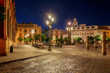 Fototapeta na wymiar Sevilla. Plaza de la Virgen los Reyes.