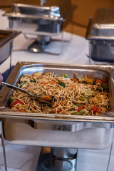 Buffet Warmes Gericht mit asiatischen Nudeln in Chafing Dish