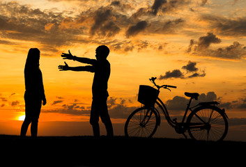 Fototapeta na wymiar Silhouette of sweet couple in love happy time and bicycle in bea