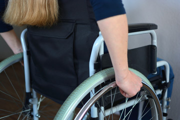 Obraz premium Junge Frau im Rollstuhl