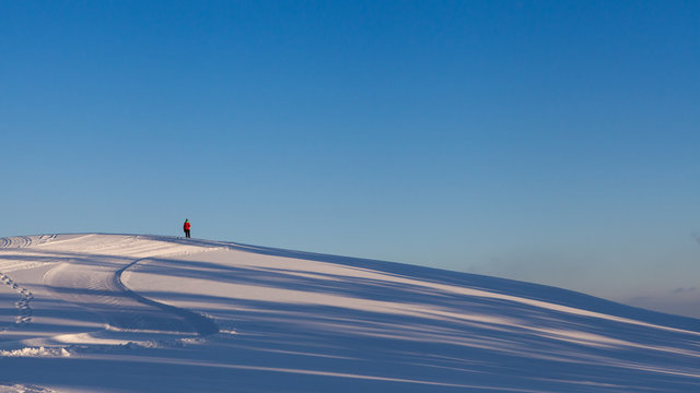 Winter und Schnee bei blauem Himmel