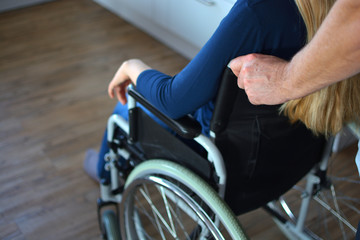 Obraz premium Junge Frau im Rollstuhl