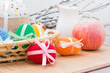 Пасхальный натюрморт. Вязаные кулич и яйца, яблоко, кувшин и верба.