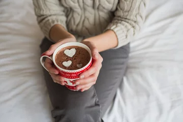 Afwasbaar Fotobehang Chocolade Vrouw handen met een kopje warme chocolademelk of chocolade voor achtergrond, traditionele drank de winter, lifestyle foto& 39 s, bovenaanzicht, Valentijnsdag