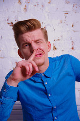 парень в синей рубашке 