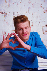 парень в синей рубашке 