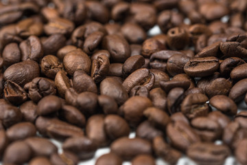 Kaffeebohnen - Hintergrund mit niedriger Tiefenschärfe