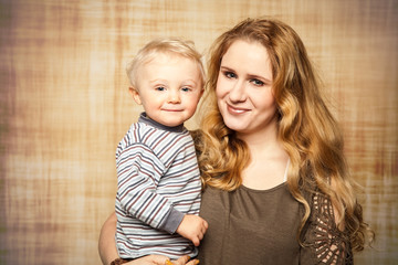 stolze Mama mit ihrem gut gelaunten Sohn