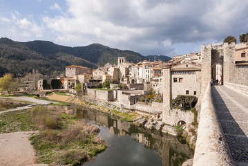 Fototapeta na wymiar Old historic stone bridge of the catalonian city of Besalu