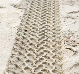 Reifenspuren im Sand / quadratisch