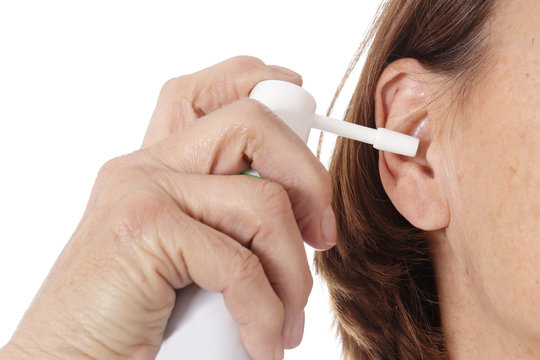 femme senior se nettoyant l'oreille