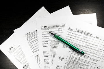Obraz premium 1040 Tax Return Form with a Pen