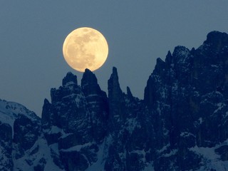 Vollmond über dem Rosengarten 