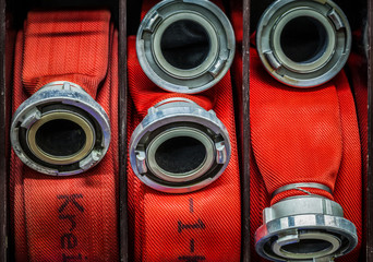 HDR - Feuerwehrschlauch mit Anschlüssen aufgerollt und einsatzbereit