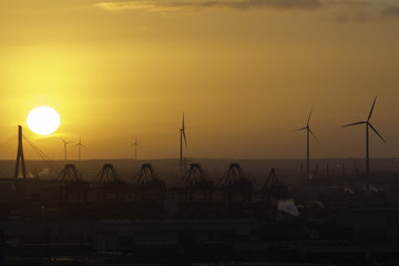 Sonnenuntergang hinter dem Hafen