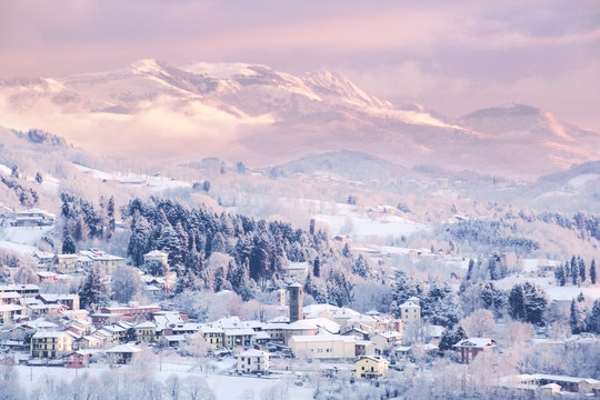 tenui colori sul paesaggio invernale all'alba