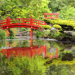 Obrazy na Plexi  Czerwony most w ogrodzie japońskim