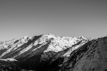 черно белый пейзаж, горы Кавказа