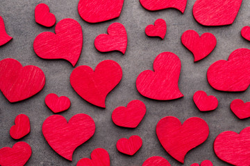 Obraz premium Red hearts on the wooden background.
