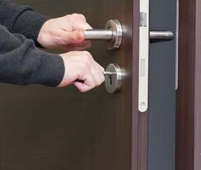 Fototapeta premium hand unlock house door
