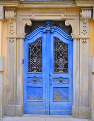 Fototapeta na wymiar Niebieskie drzwi