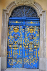 Niebieskie drzwi do rezydencji