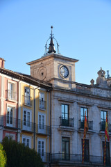 reloj en un edificio antiguo en Burgos