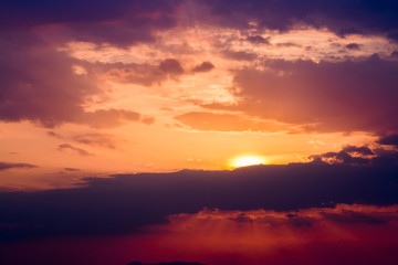 Obraz premium kolorowe dramatyczne niebo z chmurą o zachodzie słońca