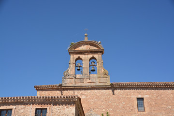 campanario de piedra antiguo