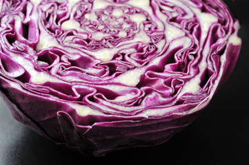 Obraz premium Red cabbage slice isolated on black plate