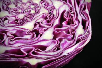 Obraz premium Red cabbage slice isolated on black plate