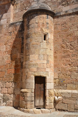 pequeña puerta de madera en una muralla de piedra