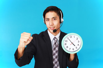 時計を持つ笑顔のオペレーター